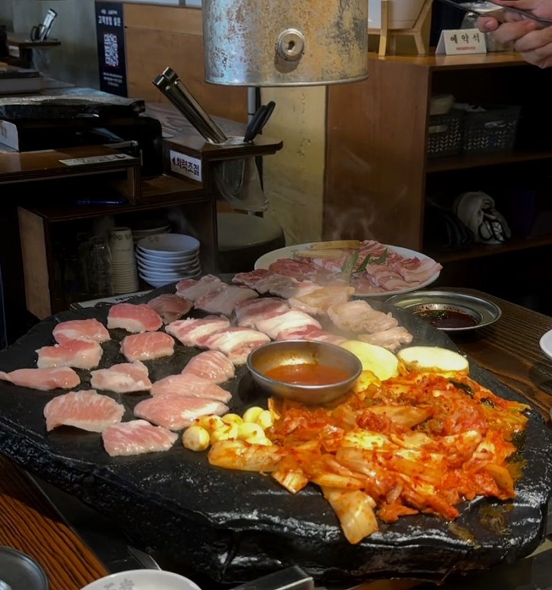 구리 맛집 / 돌판 위에 구워 먹는 삼겹살 ‘석암생소금구이 구리점’