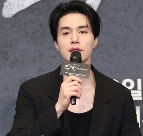 Lee Dong-wook Even Considered Quitting Acting and Moving Abroad... Eventually Found His Heyday with 'A Shop for Killers'