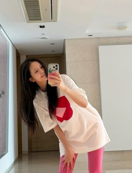「一張鏡子自拍價值數十億韓元？」BLACKPINK Jisoo家中畫作的驚人真實身份