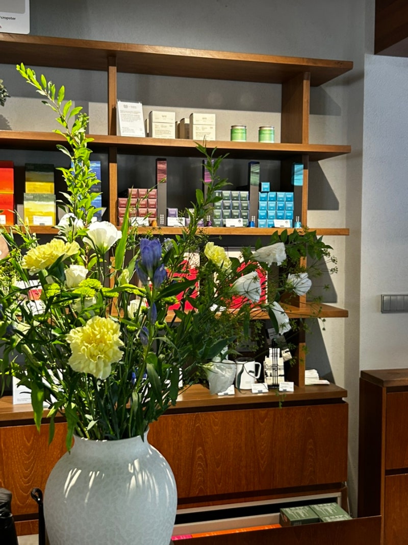 Momos Coffee Main Branch in Busan's Oncheonjang: Barista Jeon Joo-yeon, Champion on You Quiz
