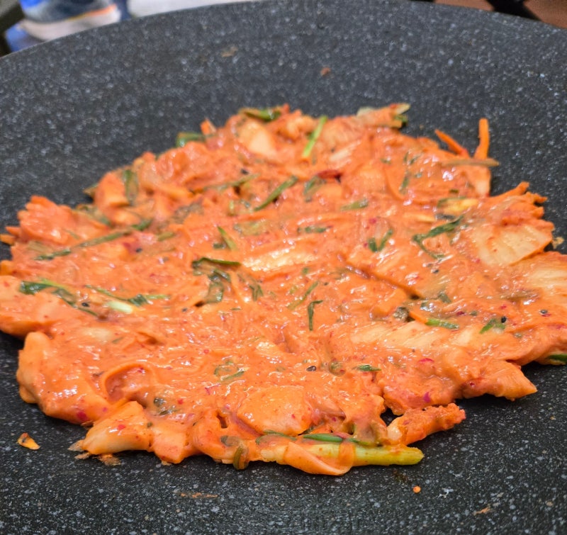 [집밥 레시피] 겉바속촉 끝판왕! 오징어 듬뿍 넣은 바삭한 김치전 만드는 법
