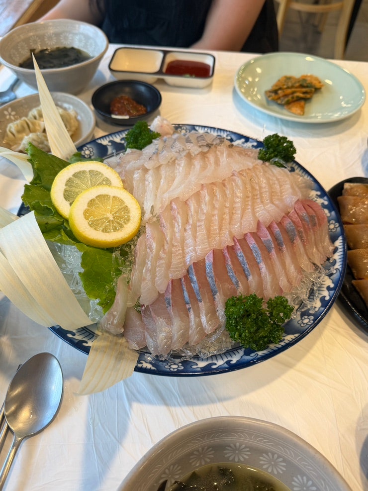 강릉 경포대 횟집 돌고래횟집 스끼다시 푸짐한 모듬회 후기