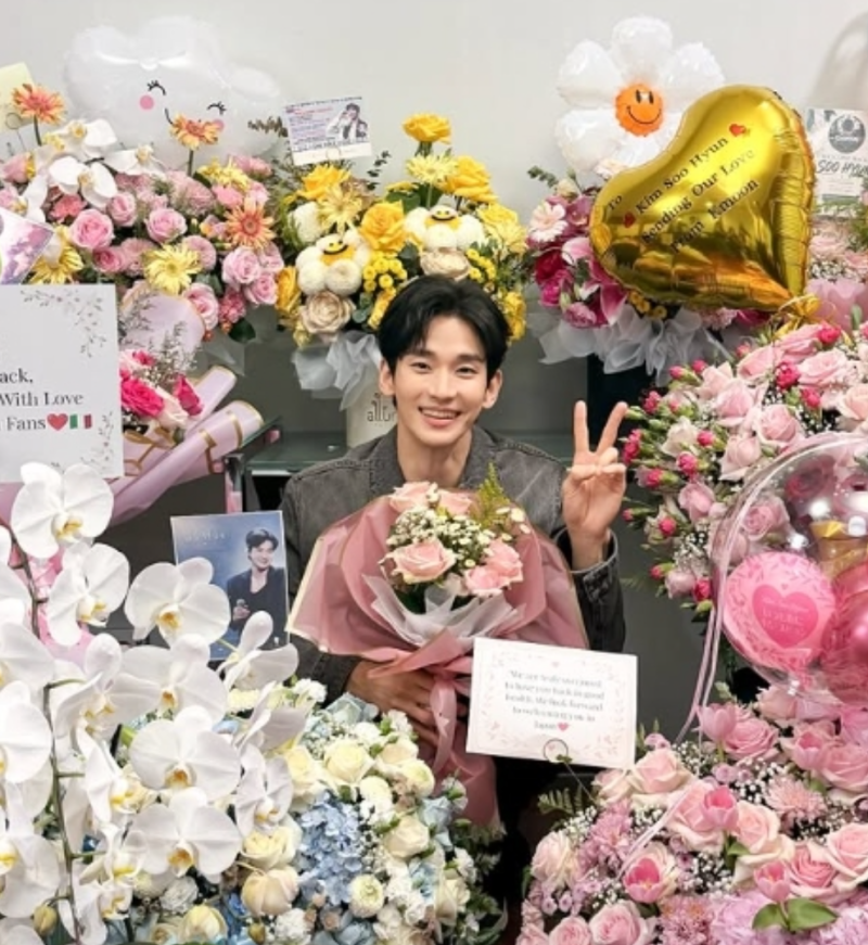 "꽃다발 품에 안고 환한 미소" 김수현, 인도네시아 생방송 복귀 후 소속사 계정 포착 진짜 이....