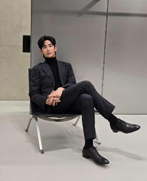 김수현 1년 5개월 만에 복귀, 자카르타서 활짝…스타덤차트도 3주 연속 1위