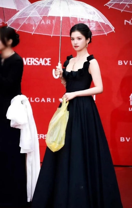 "그냥 버려야 할 것 같은데?"… 발렌시아가 200만원 가방의 황당한 정체?
