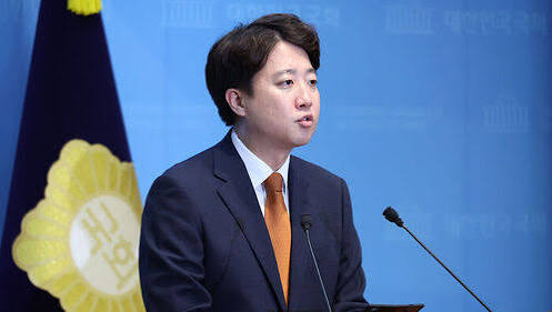 <b>이준석 개혁신당 대표</b> 전격 <b>사퇴</b>…“쇄신 제안 호응 못 얻어”, 다....