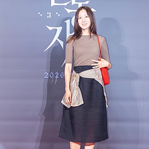 “또 이 가방이네” 공효진, 32만원 레드백 시사회 이어 유튜브에도 들었다