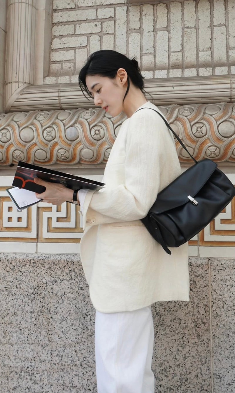 명품백 더 로우 아니었어?…정은채가 뉴욕에서 툭 걸친 그 가방, 대체 어디 거지?