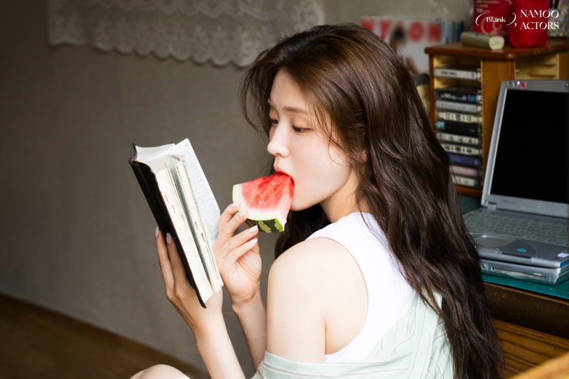 배우 김지은 <블랭크, 나무> 화보 공개…여름의 여유와 몽환적 분위기