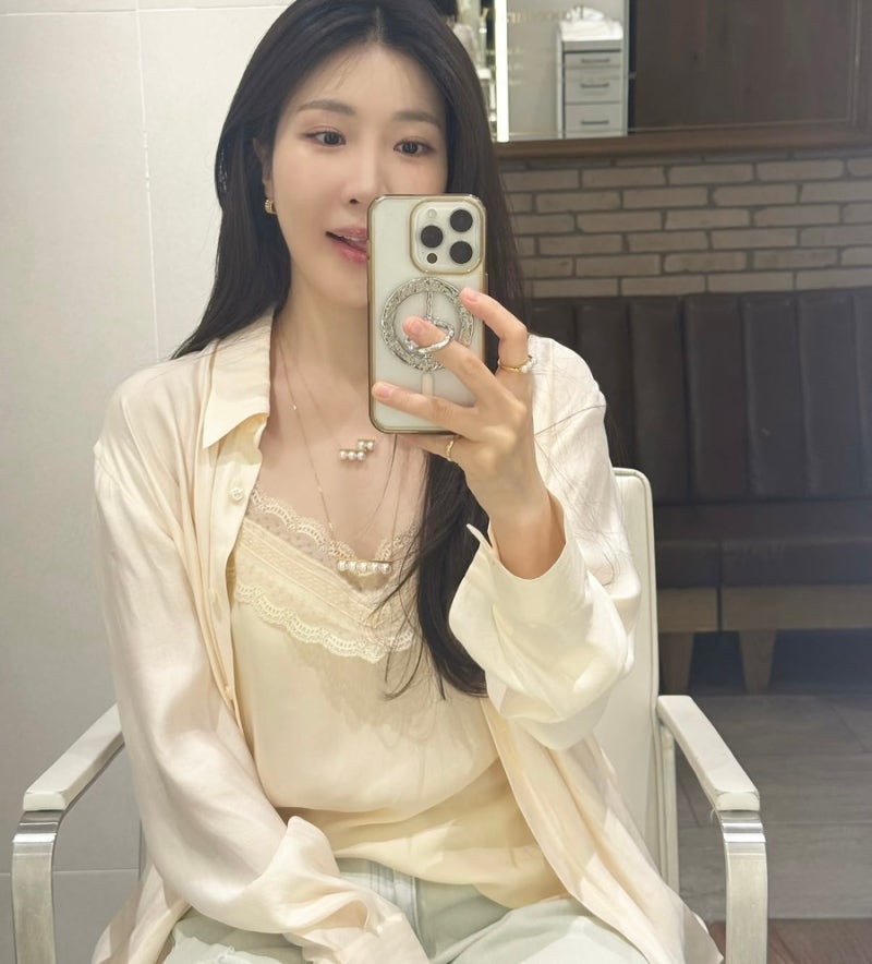 이해리 착장 사복 패션, 눈에 띈 아비에무아 그립톡