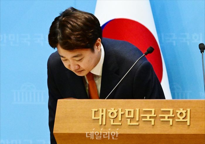 <b>이준석 개혁신당</b> 대표 <b>사퇴</b>…“책임은 내게” 지선 참패·쇄신 부진....