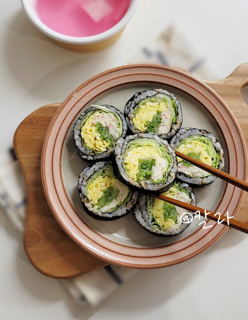 상큼함 폭발! 오이 크래미 김밥 만들기