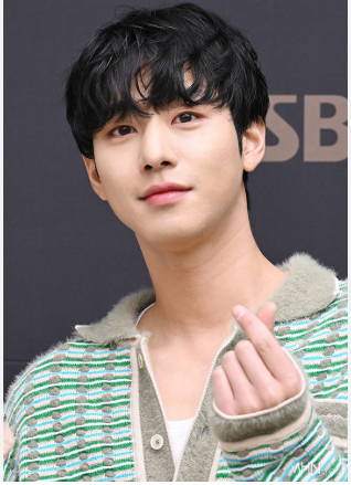 안효섭 쉬는 날 뭐하나 봤더니…테니스장→헬스장, 민소매 입자 드러난 반전 피지컬