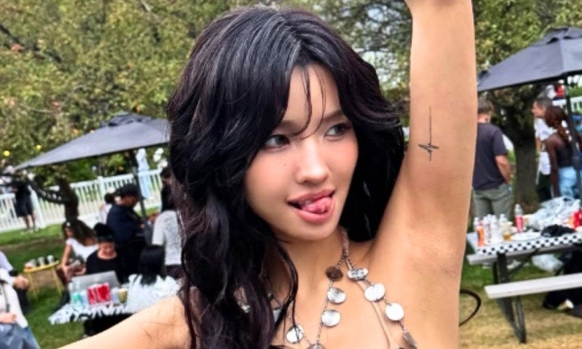워터밤 무대서 상의 탈의한 전소연... "스트립쇼냐" 누리꾼 반응 극명히 갈린 이유