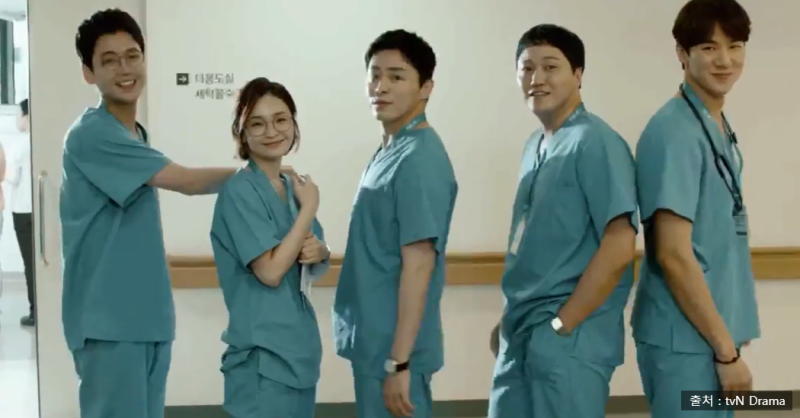 "아로하 아로하" 조정석의 능글맞은 눈웃음이 다했던 병원 드라마 | 이익준 슬기로운 의사생....