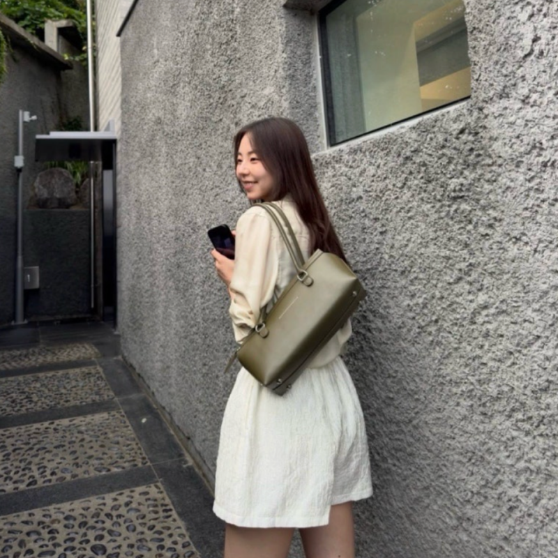 가을 가방 고민 중이라면? 안소희가 든 MM6 "이 컬러" 눈여겨보세요