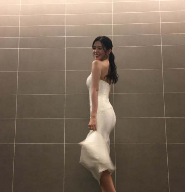 IVE安兪真禮服搭配運動鞋…膝蓋受傷中依然完美比例「反而更潮」