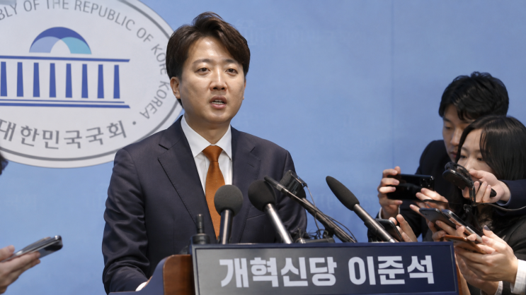<b>개혁신당</b> <b>이준석</b> 당대표 <b>사퇴</b>, 탈당은 안 하는 이유