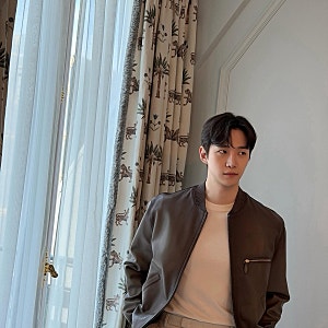 이준호, 파리에서 완성한 남친룩…브라운 레더 재킷 하나로 분위기 끝