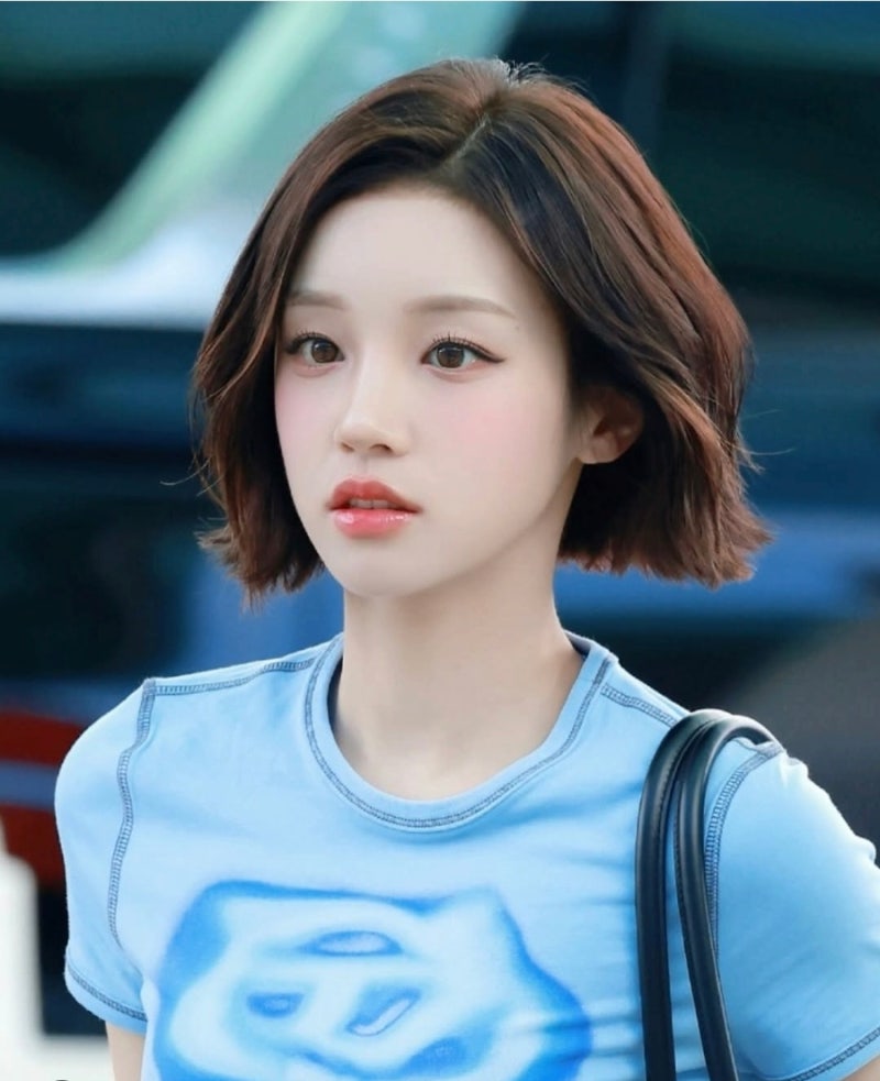 아이들 우기 단발 스타일, 하늘색 티셔츠 하나로 완성한 공항패션이 눈에 띄는 이유