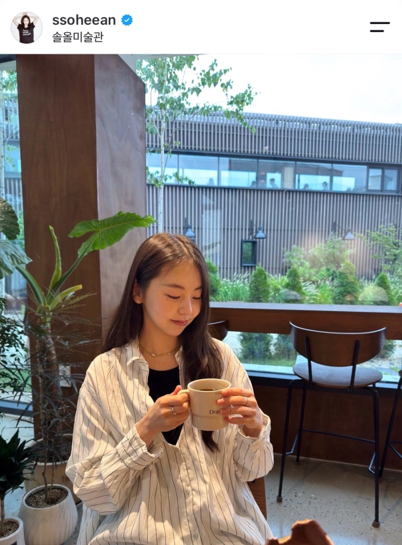누구나 따라하기 쉬운 안소희 무드의 스트라이프 여름셔츠코디 스타일링 팁