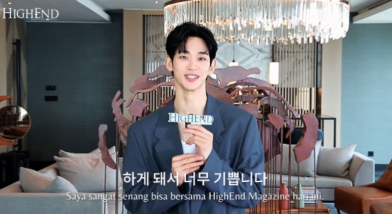 배우 김수현, 1년 5개월 만에 공식석상 나타나