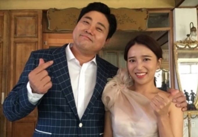 "19살 차이가 무색하다" 결혼 후에도 여전히 달달한 연상연하 부부 근황