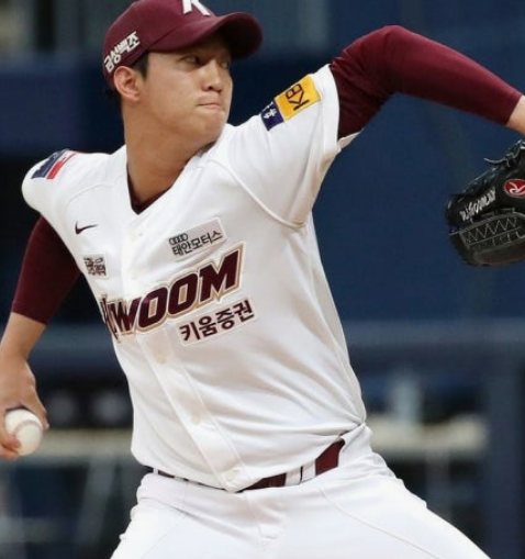 키움 히어로즈 안우진, 돌아온 에이스는 다시 160km를 던졌다