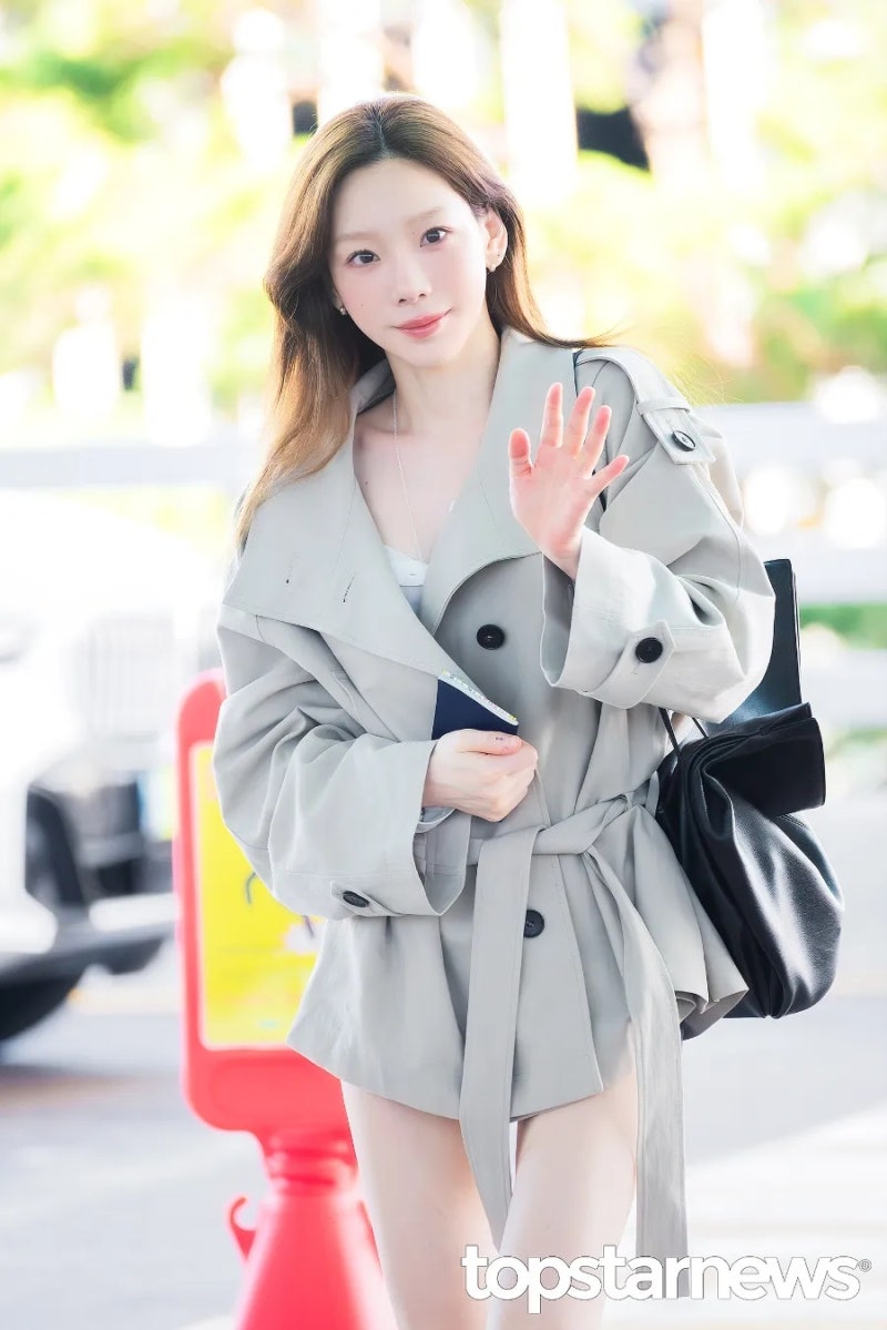 태연 공항패션 33도 폭염 속 트렌치코트? 로우클래식 & 루에브르 착장 정보