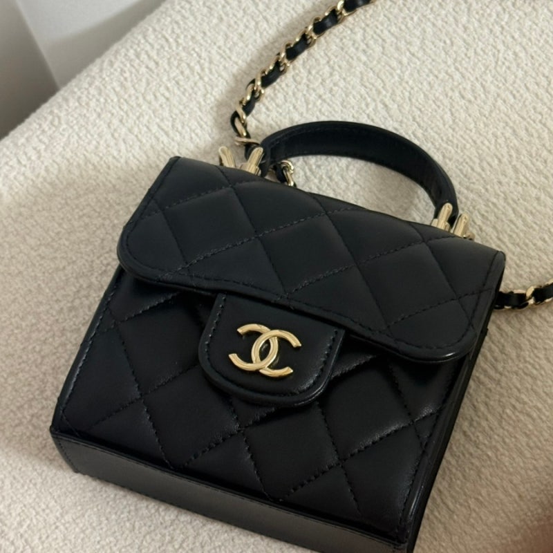 [CHANEL] 샤넬 탑핸들 미니 베니티백(AP2682)| 블랙 램스킨 관리?, 수납 및 3년 사용한 현재 상태