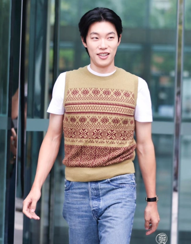 패션으로 안 밀리는 류준열도 소화 못한... 80만원대 조끼 코디