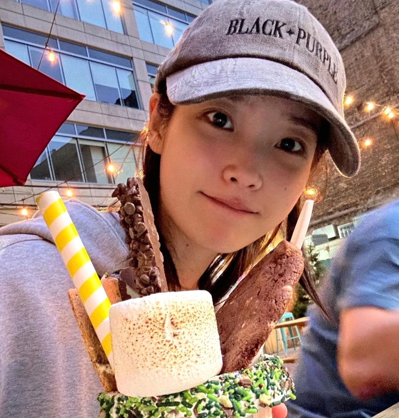 송혜교도 신었네.. 예뻐서 난리난 아이유 뉴발란스 574 운동화