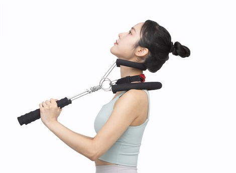 "정형외과 가기 전에 꼭 보세요" 조권이 1년 넘게 찐으로 썼다는 목디스크 교정기