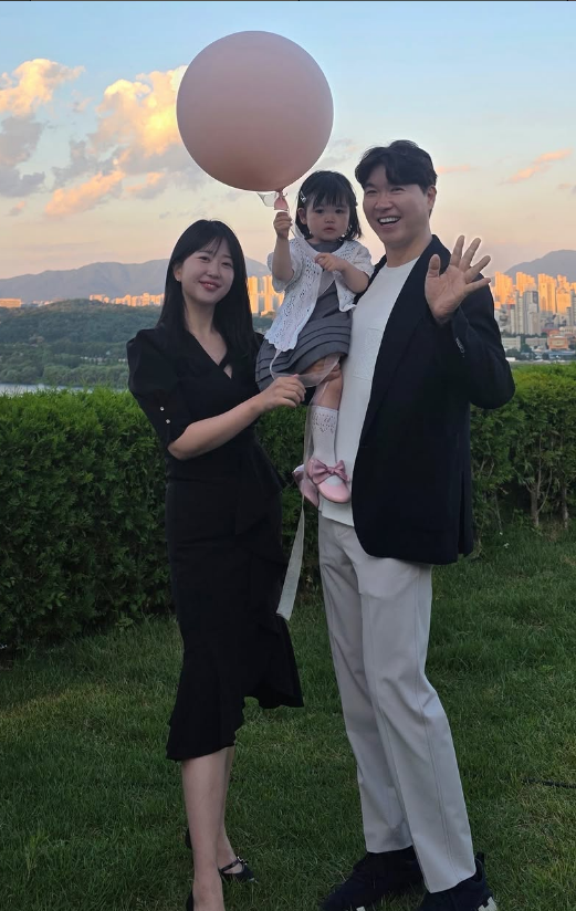 "아이 울어서 내린다더니" <b>박수홍 가족 비행기</b> 1시간 <b>지연</b> 의혹의 전....