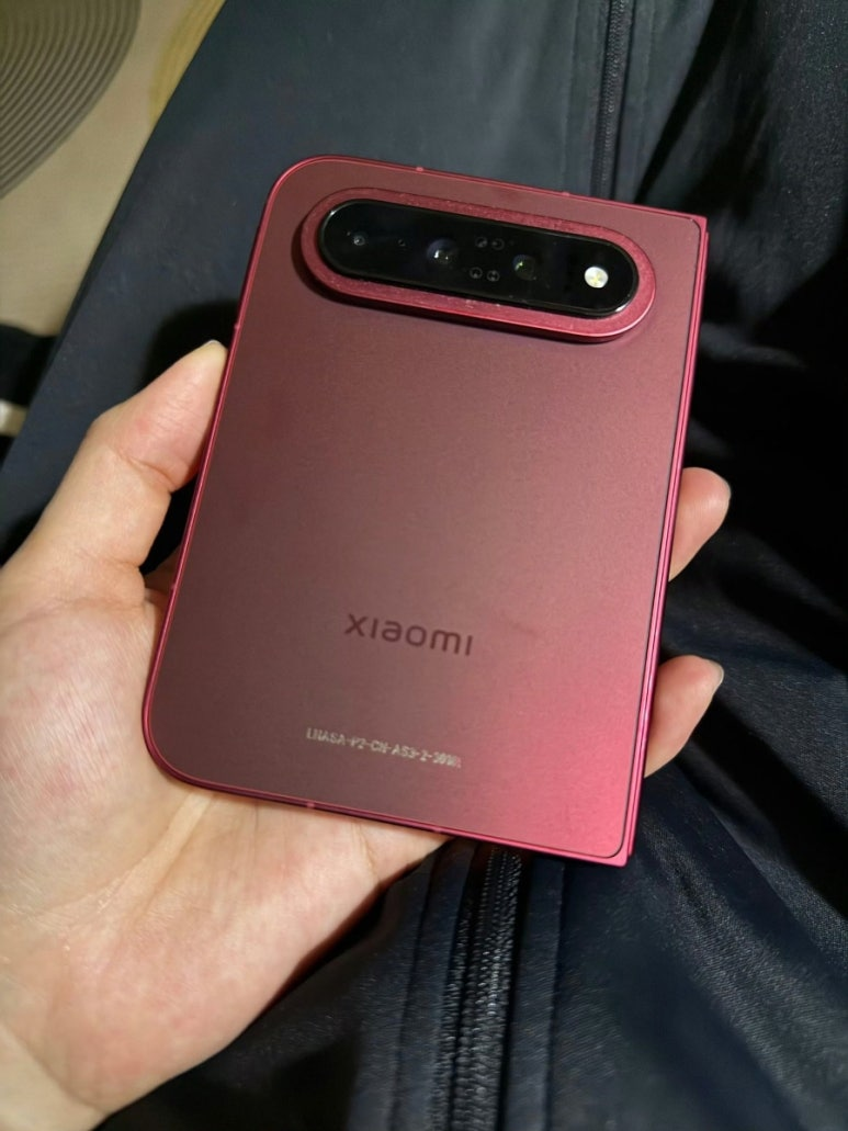 샤오미 18 폴드(Xiaomi 18 Fold) 실기 유출 | 갤럭시 Z 폴드8 닮은꼴·엑스링 O3 안투투 522만점, 진짜....