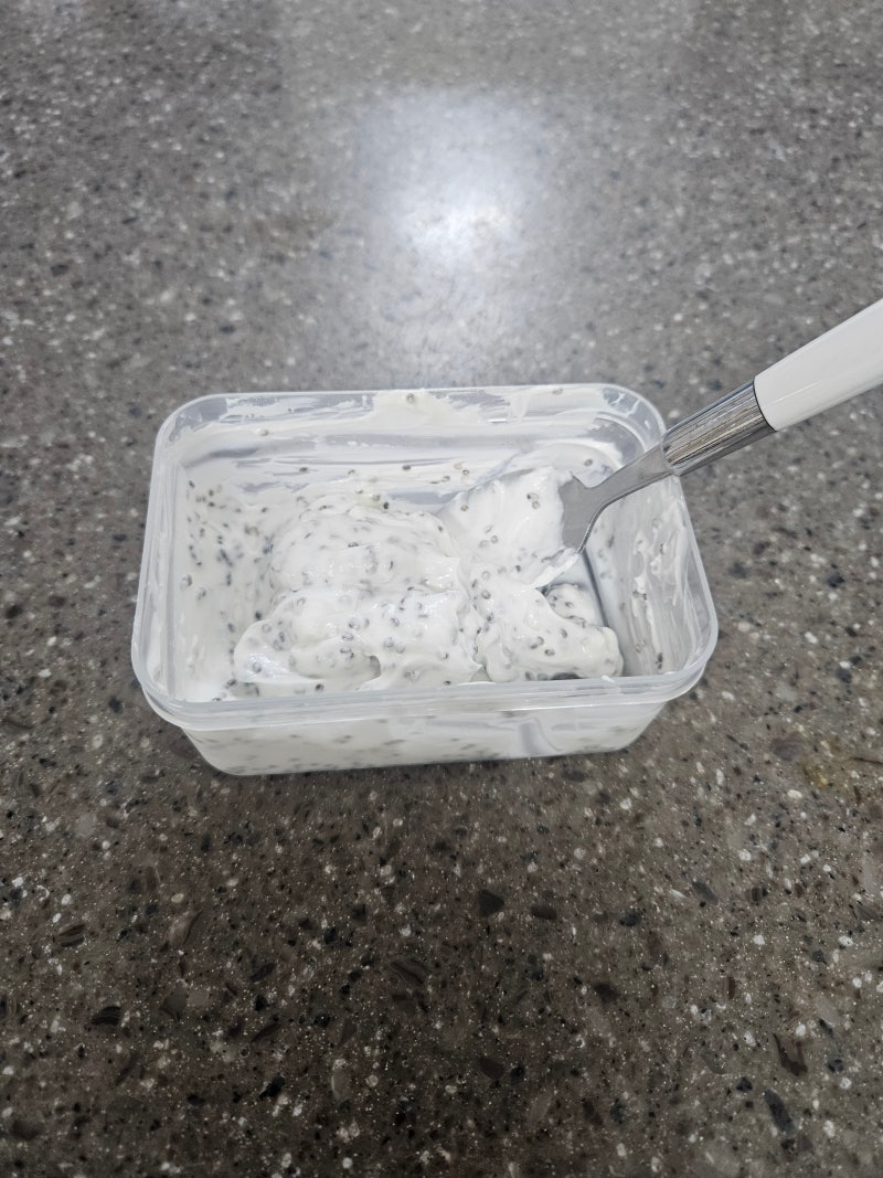 요즘 아침마다 먹는 그릭요거트 치아씨드, 간단한 아침으로 딱이에요