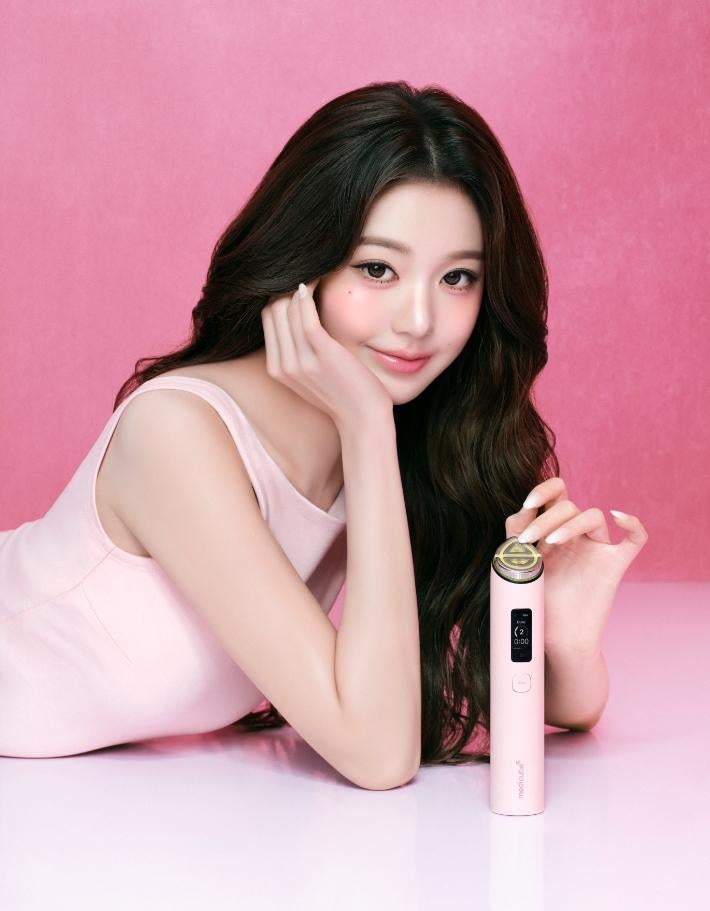장원영이 광고에서 직접 쓰는 핑크 기기, 찾아보니...
