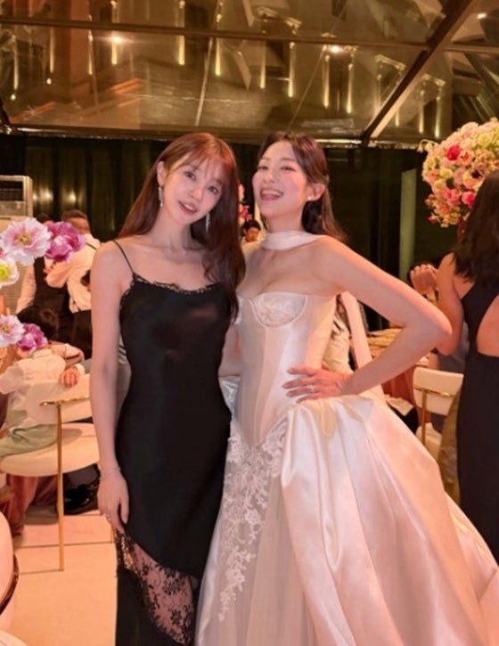 신부보다 눈길 끈 윤은혜 하객룩…민폐 논란에 직접 해명한 이유