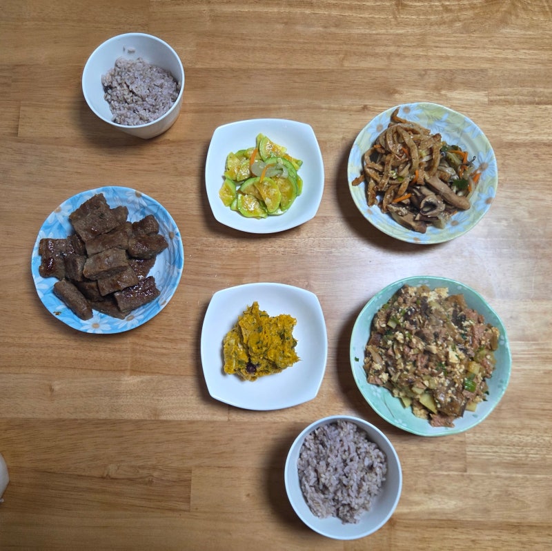 [오늘의 집밥] 스팸강된장 자작하게 끓여 신선한 쌈채소와 즐기는 든든한 한 상 (ft. 트레이더....