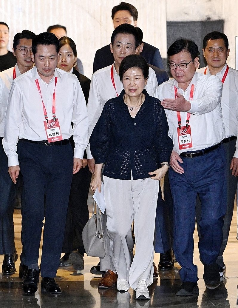 탄핵 박근혜, 국민의힘 공식 행사 당당히 등장…기립박수 받으며 영향력 과시