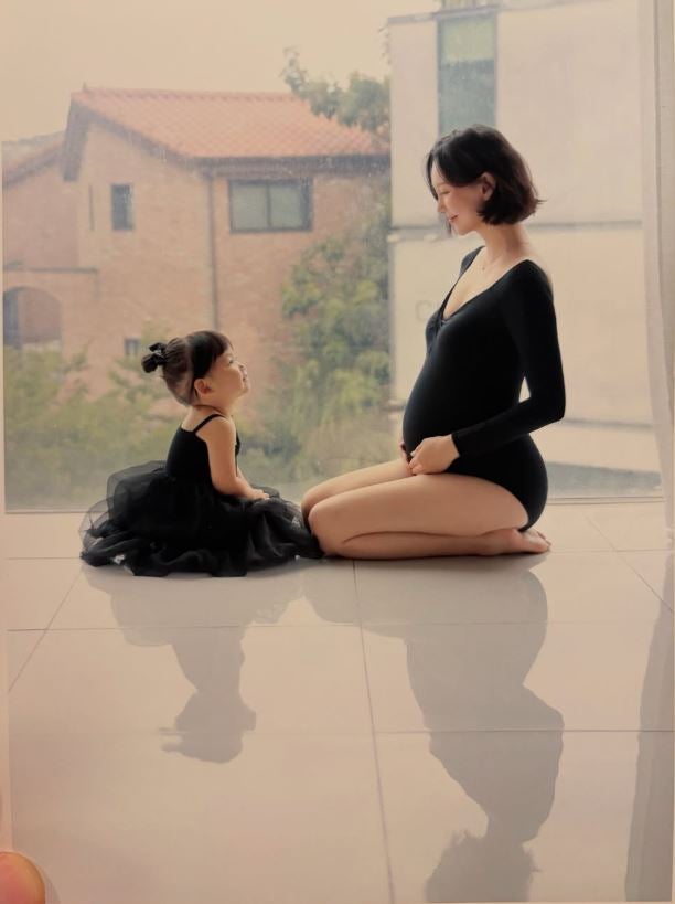 이유영 둘째 출산 만삭 화보 첫째 딸과 우아한 D라인