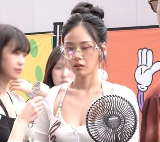 비비 '선정성 논란' 워터밤 비하인드…몸 굳고 손까지 떨었다