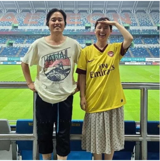 "사실 제 아내입니다..." 23년 만에 공식 석상서 폭탄 고백 던진 명품 배우의 충격적인 비밀