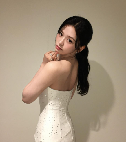 아이브 안유진 패션 화제, 화이트 드레스에 스니커즈가 더 잘 어울린 이유