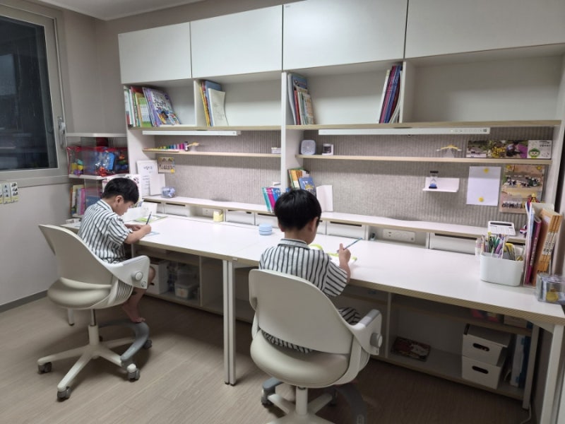데스커 1400폭 6단 멀티책상(조명+도어형)+시디즈링고:예비초등책상 선택! 6,7세 실사용찐후기!