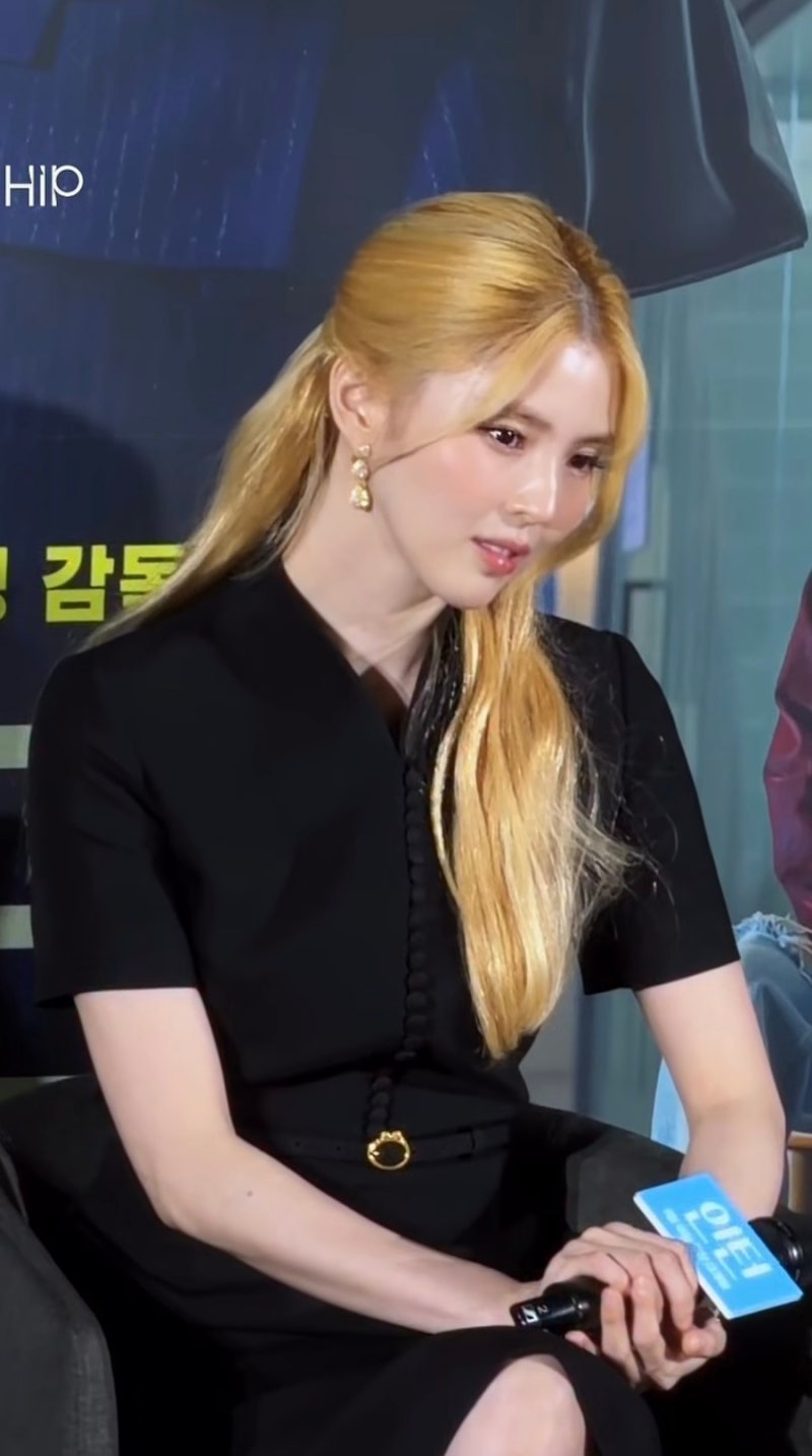6천만원대 금발 한소희 패션: 디올 원피스, 귀걸이, 시계, 구두 가격 정보/ 인턴 제작보고회