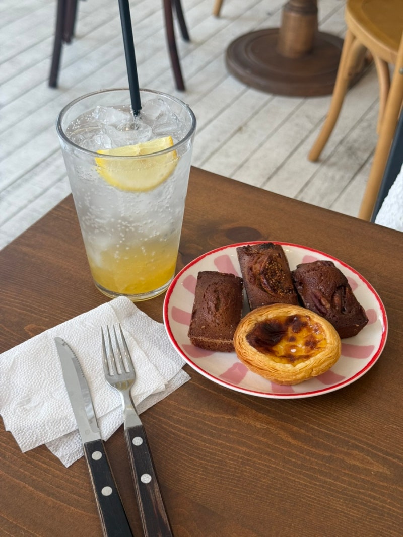 수원 행궁동 반려동물 동반 카페 휘낭시에 맛집 버터앤츄
