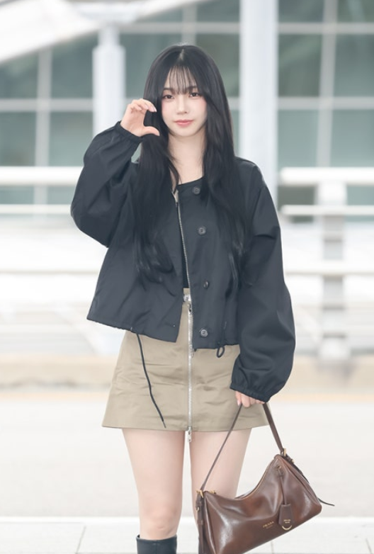 "앞머리 자르고 나타났다?" 에스파 카리나, 싱가포르 출국길 사로잡은 인형 비주얼