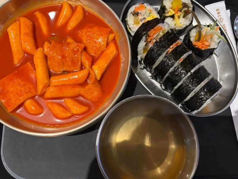 인천 현대아울렛 송도점 맛집 추천, 깔끔한 김밥과 떡볶이 창화당