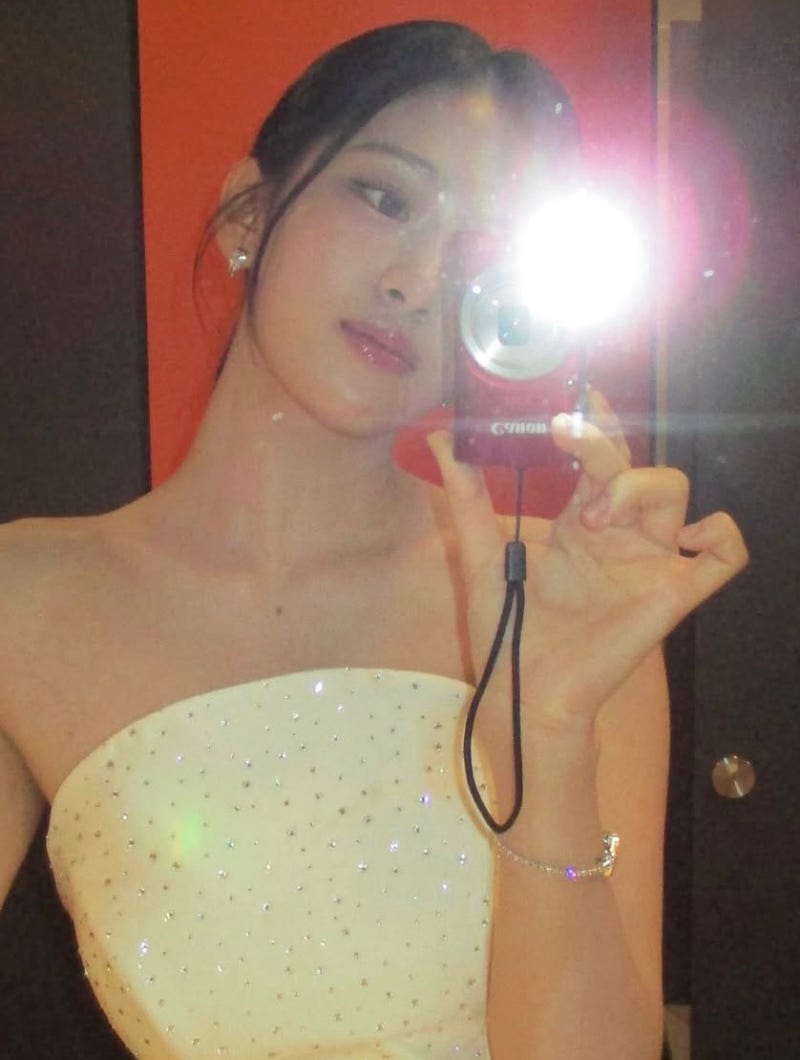 안유진 레드카펫 패션, 화이트 드레스에 컨버스 척70 프레드 주얼리
